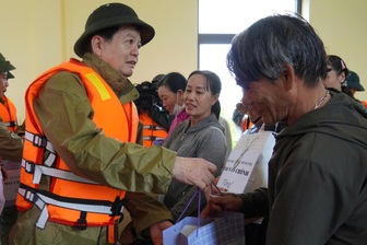 Hai Phó Thủ tướng thăm hỏi người dân vùng lũ và sạt lở ở miền Trung
