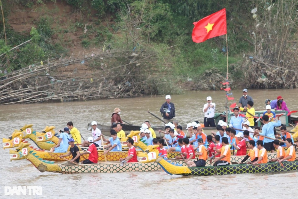 Sôi nổi lễ hội đua thuyền nhân ngày sinh cố Tổng Bí thư Lê Duẩn - 8 Sôi nổi lễ hội đua thuyền nhân ngày sinh cố Tổng Bí thư Lê Duẩn - 8