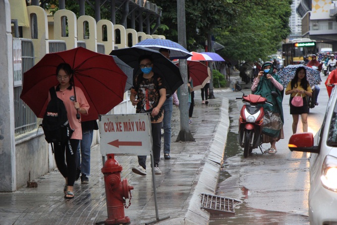 Hà Nội sáng nay trời tối đen, nhiều tuyến đường ùn tắc - Ảnh 7.