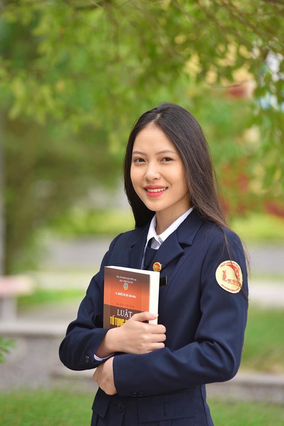 Hot girl thẩm phán lại gây sốt khi diện cảnh phục - 3 Hot girl thẩm phán lại gây sốt khi diện cảnh phục - 3