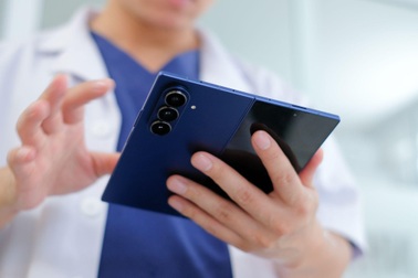 Cách Unfold Club trên Galaxy Z Fold7 hỗ trợ công việc cho một bác sĩ nha khoa