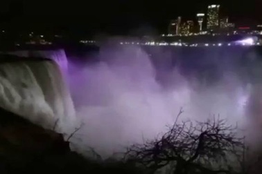 Thác Niagara đột nhiên chuyển sang màu tím huyền diệu