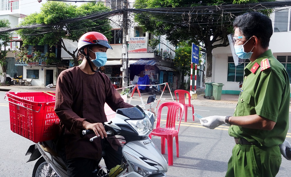 Chủ tịch TP lý giải việc mạnh tay xử lý cán bộ ra đường không đủ giấy tờ - 2 Chủ tịch TP lý giải việc mạnh tay xử lý cán bộ ra đường không đủ giấy tờ - 2