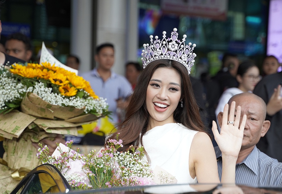 Hoa hậu Hoàn vũ Việt Nam Khánh Vân khóc khi được người hâm mộ chào đón - 10 Hoa hậu Hoàn vũ Việt Nam Khánh Vân khóc khi được người hâm mộ chào đón - 10