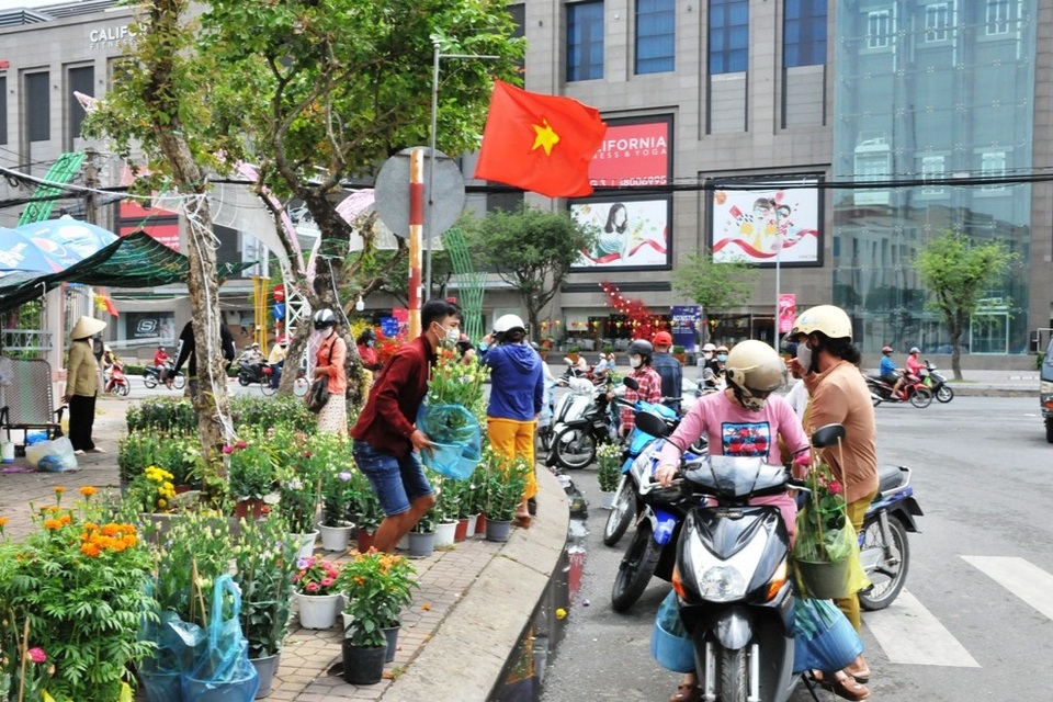 Hối hả chở Xuân về nhà ngày 30 Tết - 12 Hối hả chở Xuân về nhà ngày 30 Tết - 12