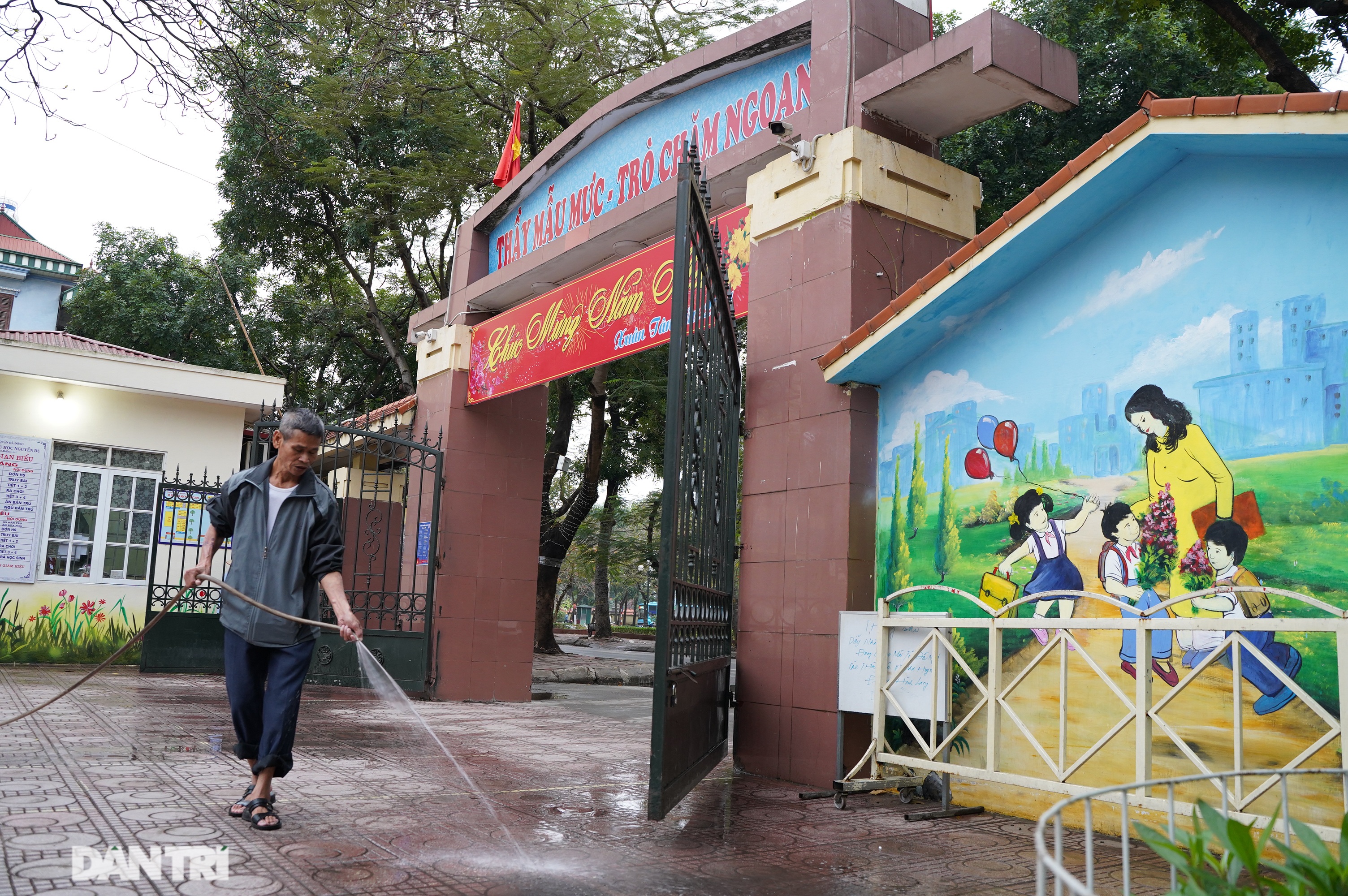 Các trường ở Hà Nội dọn dẹp vệ sinh, sẵn sàng đón học sinh đi học trở lại - 12 Các trường ở Hà Nội dọn dẹp vệ sinh, sẵn sàng đón học sinh đi học trở lại - 12