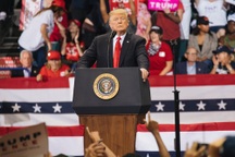 Bầu cử giữa kỳ Mỹ: Tổng thống Trump chúc mừng đảng Dân chủ giành lại Hạ viện