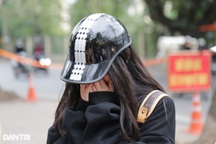 Hà Nội: Nữ sinh bật khóc khi bị cảnh sát giao thông xử phạt