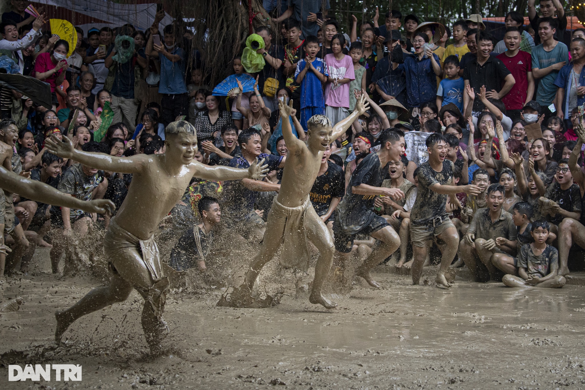 Hàng nghìn người lấm lem bùn đất hào hứng cổ vũ hội vật cầu ở Bắc Giang - 10