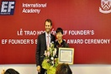 Học viện Quốc tế EF trao Học bổng EF Founder's 2012