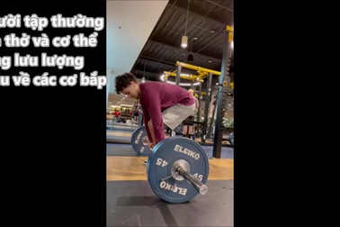 Chàng trai đổ gục xuống sàn sau khi cố sức nâng tạ nặng