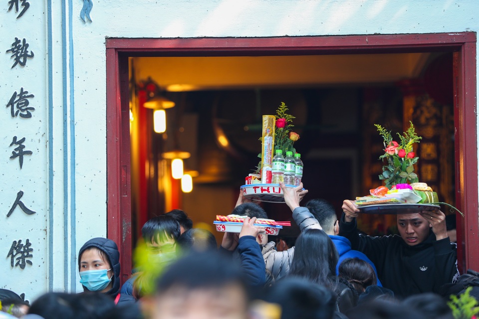 Hàng nghìn người đổ về Phủ Tây Hồ đi lễ - 12 Hàng nghìn người đổ về Phủ Tây Hồ đi lễ - 12