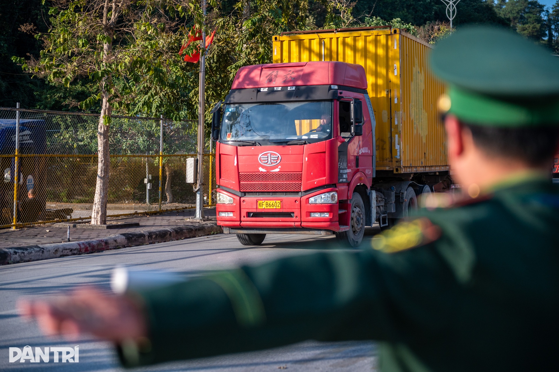 Mỗi xe hàng chỉ mất vài phút để thông quan tại cửa khẩu Hữu Nghị - 3 Mỗi xe hàng chỉ mất vài phút để thông quan tại cửa khẩu Hữu Nghị - 3