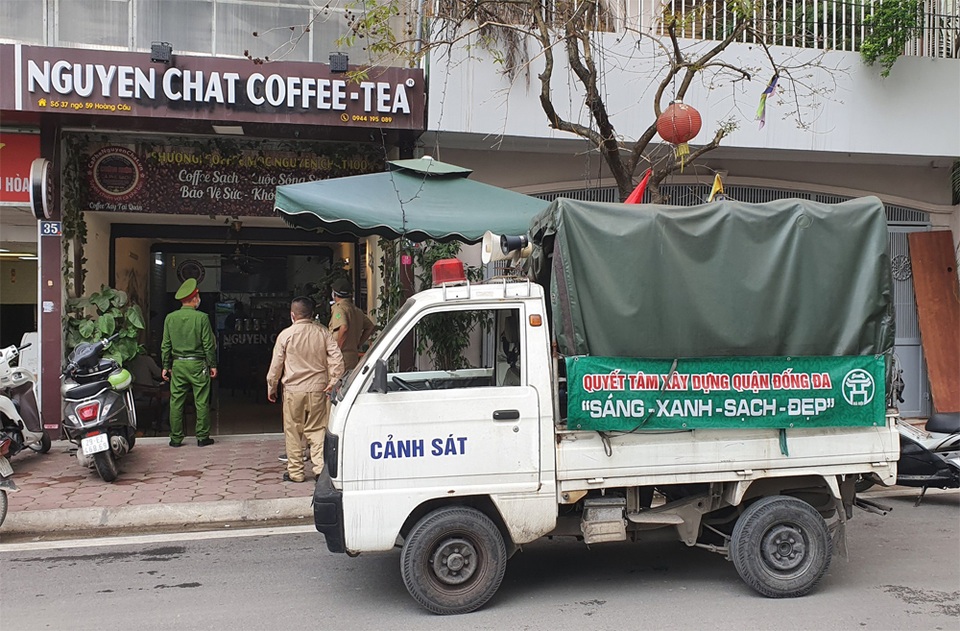 Công an hối hả đi vận động, hàng loạt quán cà phê ở Hà Nội đóng cửa - 3 Công an hối hả đi vận động, hàng loạt quán cà phê ở Hà Nội đóng cửa - 3