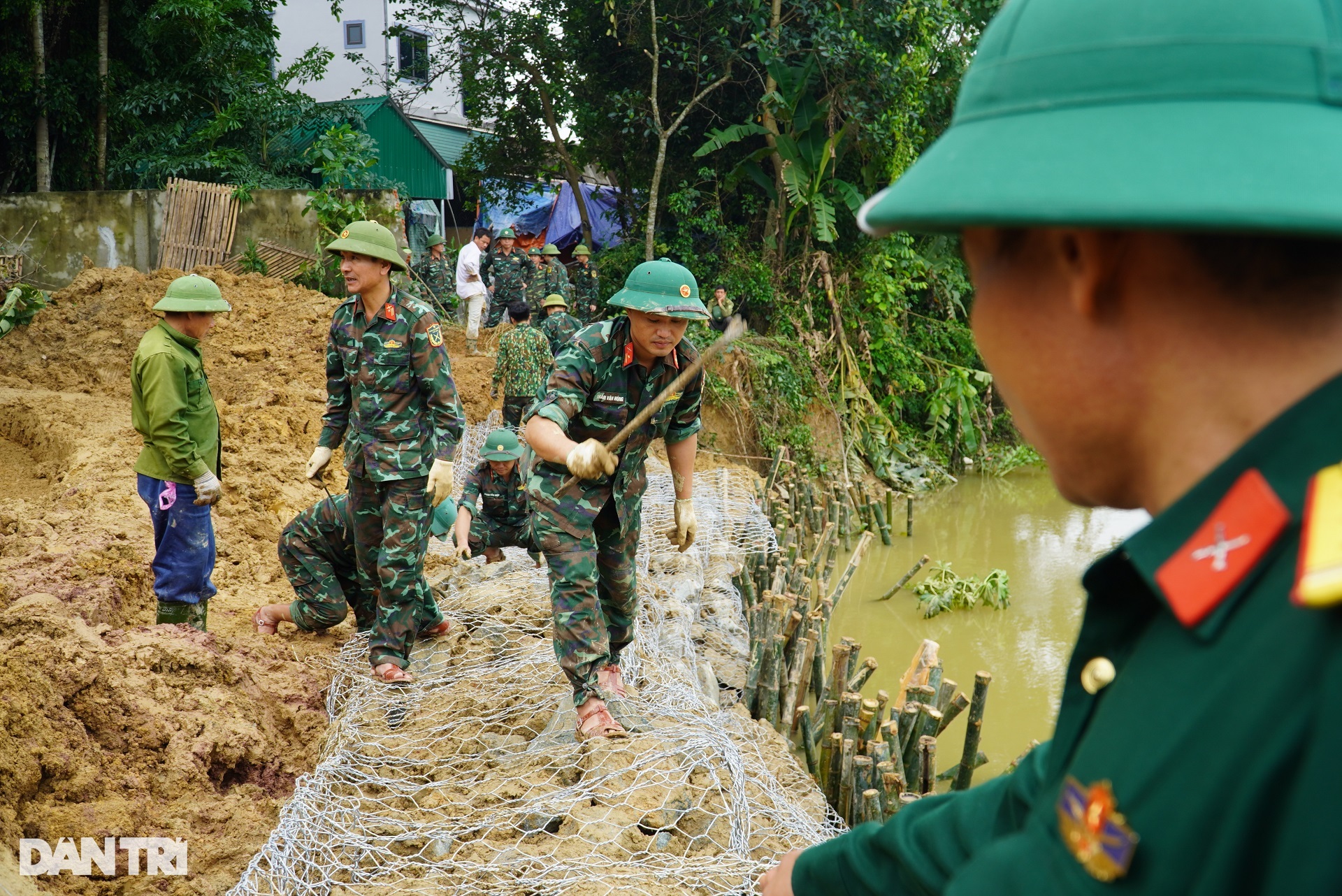 Mất ăn mất ngủ bên bờ sông sạt lở - 7