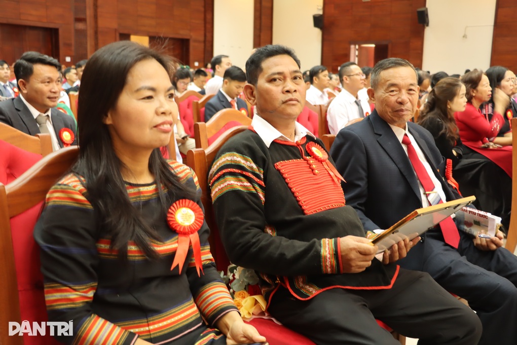 Dak Lak-sekretær: Folk setter virkelig pris på resultatene av emulering - 2 Bí thư Đắk Lắk: Người dân được thụ hưởng thật những thành quả của thi đua - 2