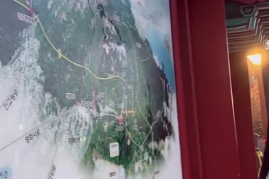 Người trẻ Hàn Quốc leo núi vào năm mới