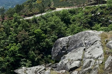 Khó tin: Tảng đá “sinh con” kỳ lạ khiến du khách tò mò