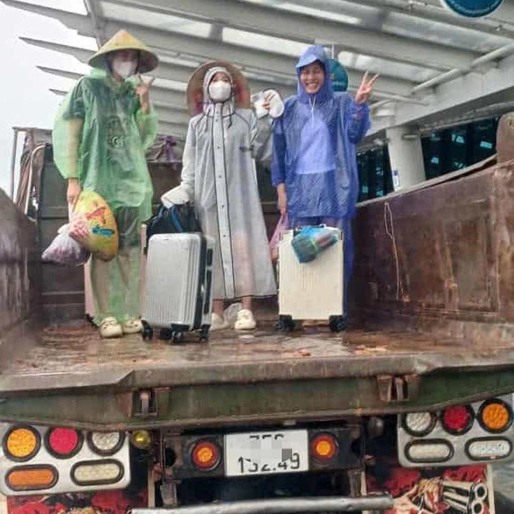 Khách Hà Nội đi công nông ra sân bay Huế hôm mưa lũ, lái xe không lấy tiền - 4 Khách Hà Nội đi công nông ra sân bay Huế hôm mưa lũ, lái xe không lấy tiền - 4