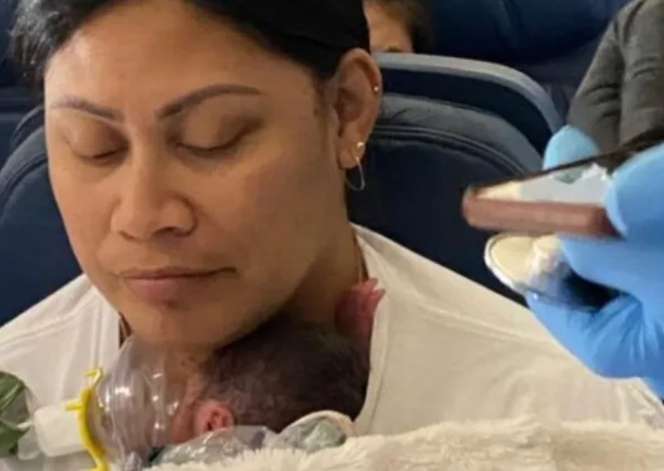 Không biết mình mang thai, bà mẹ bất ngờ sinh con... ngay trên máy bay - 1