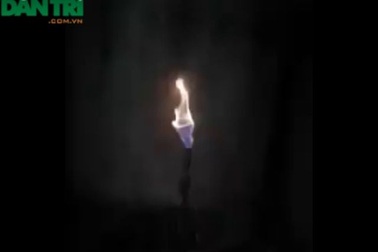 Hình ảnh lửa phun ngùn ngụt lên từ giếng khoan.