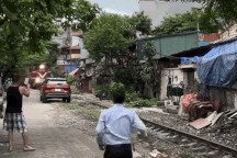 Đỗ xe sát đường tàu: Biết nguy hiểm sao vẫn làm?