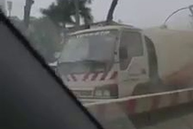 Xôn xao chiếc xe hút bụi khiến... bụi bay mù trời ở Hà Nội