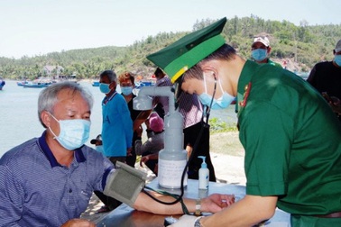 Ngư dân Bình Định bàn giao 1 người Philippines bị nạn trên biển