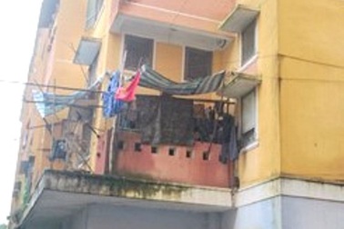 Bé gái 4 tuổi rơi từ tầng 3 chung cư xuống đất tử vong