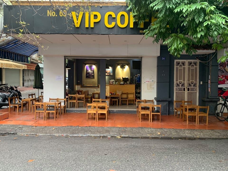 Nhà hàng, quán cà phê vắng khách trong ngày đầu được hoạt động trở lại - 5 Nhà hàng, quán cà phê vắng khách trong ngày đầu được hoạt động trở lại - 5