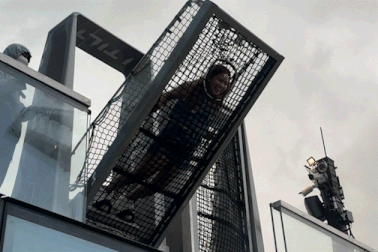 Du khách đứng tim khi nghiêng người 65 độ trên tầng 75 tòa nhà chọc trời