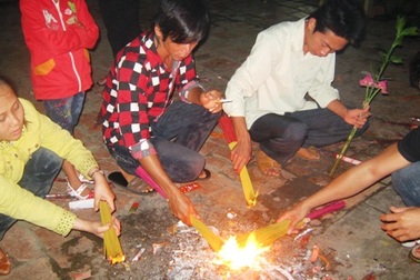 Thiếu văn minh chốn linh thiêng
