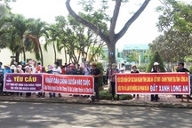 Nhà đầu tư căng băng rôn kêu cứu vì mua đất nhưng không được giao nền