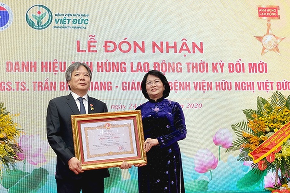 Giám đốc Bệnh viện Việt Đức nhận danh hiệu Anh hùng lao động - 1 Giám đốc Bệnh viện Việt Đức nhận danh hiệu Anh hùng lao động - 1