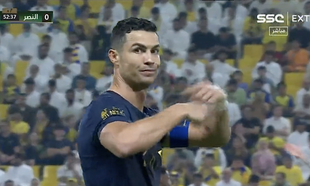 Ronaldo nhận thẻ vàng, phản ứng trọng tài trong ngày Al Nassr chiến thắng - 1