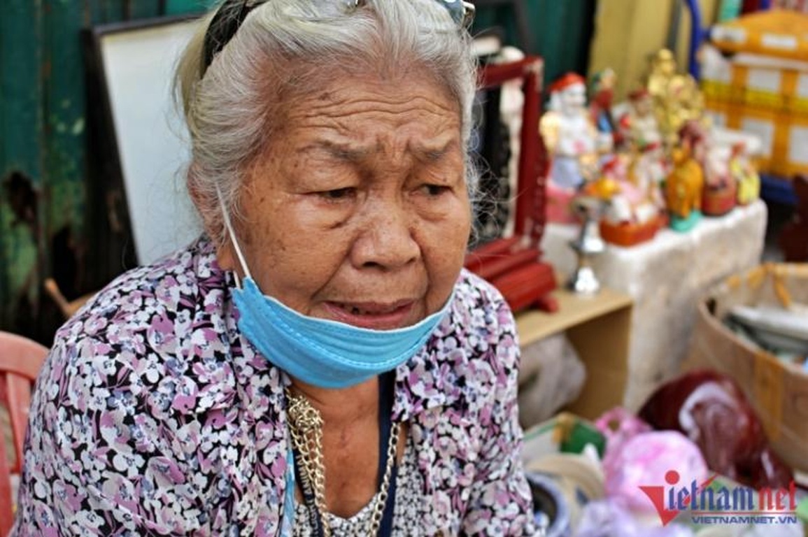 Nợ nần chồng chất, bà trùm đồ cổ TPHCM một thời ra vỉa hè kiếm sống - 7 Nợ nần chồng chất, bà trùm đồ cổ TPHCM một thời ra vỉa hè kiếm sống - 7