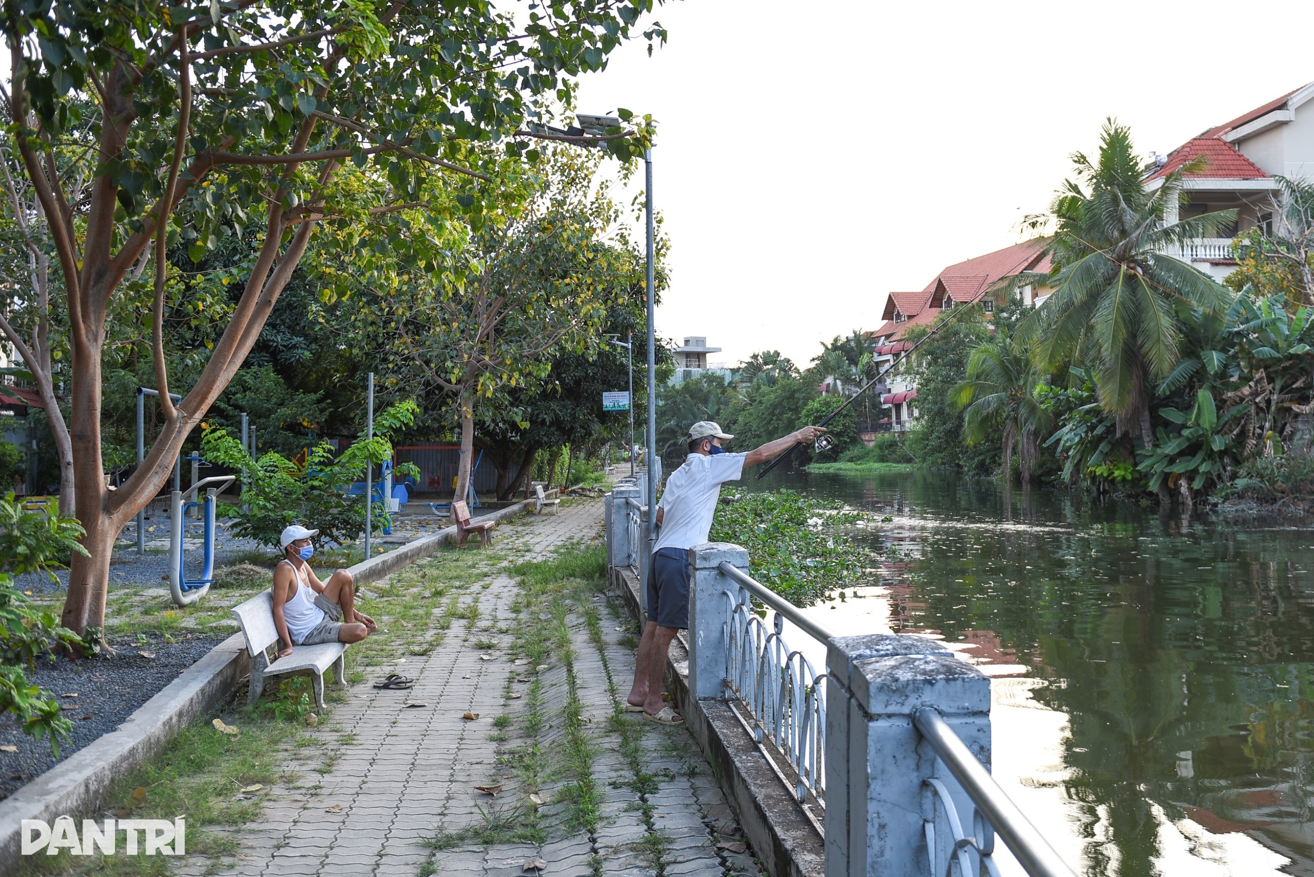 Công trình bủa vây sông Sài Gòn, người dân loay hoay tìm lối đi ra ven bờ - 14 Công trình bủa vây sông Sài Gòn, người dân loay hoay tìm lối đi ra ven bờ - 14