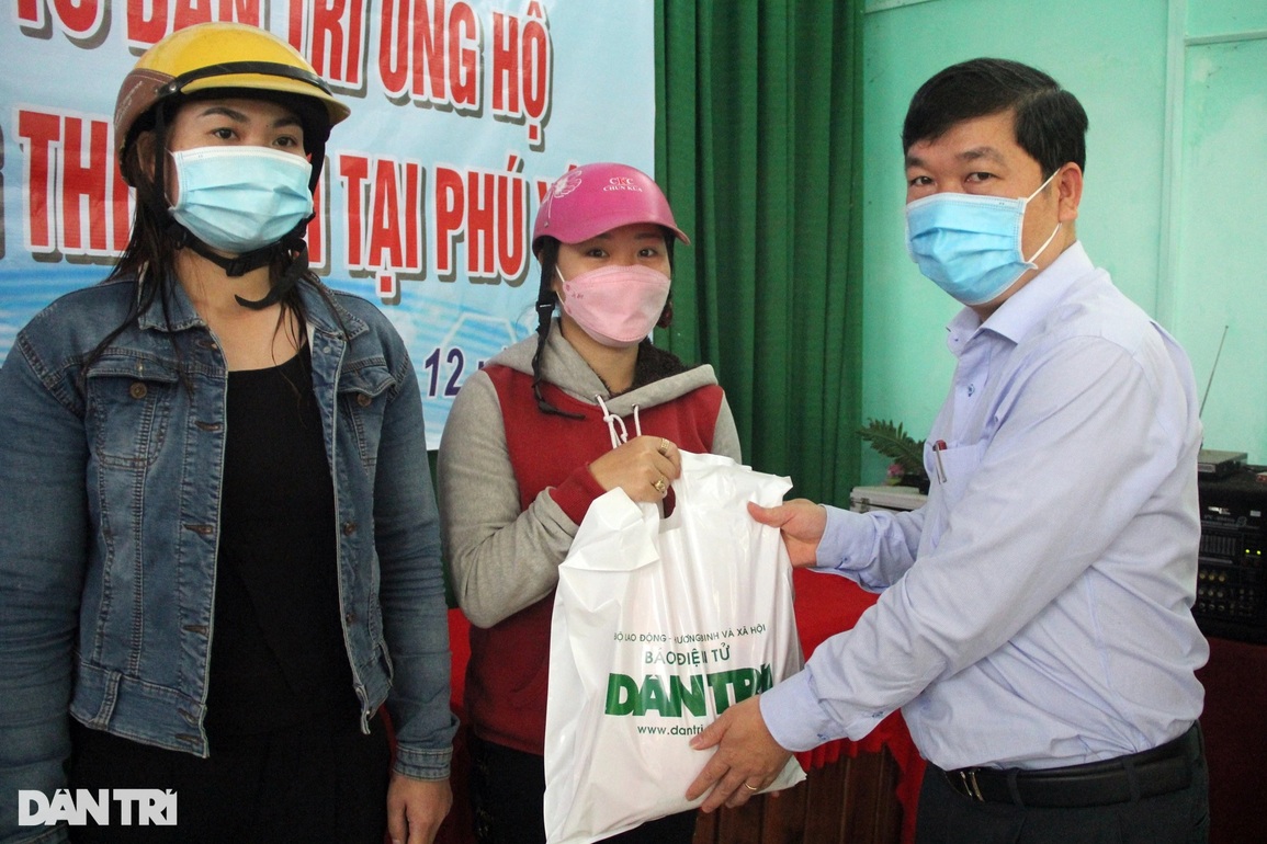 Bạn đọc Dân trí tiếp sức đồng bào Bình Định, Phú Yên sau trận lũ lịch sử - 8