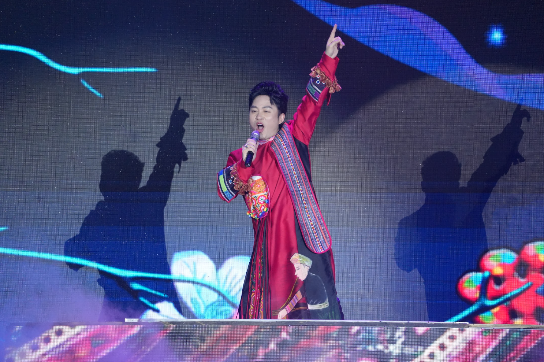 Tung Duong 2025 Hoa Ban Festival - 3 میں 2,000 افراد پر مشتمل گانا گا رہا ہے Tùng Dương hát cùng dàn hợp xướng 2.000 người tại Lễ hội Hoa Ban 2025 - 3