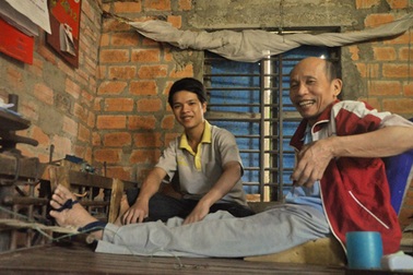 Cậu học trò mua phế liệu làm xe lăn cho người cha bị liệt