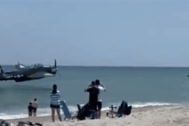 Khoảnh khắc máy bay Mỹ gặp sự cố, "mài" xuống mặt biển