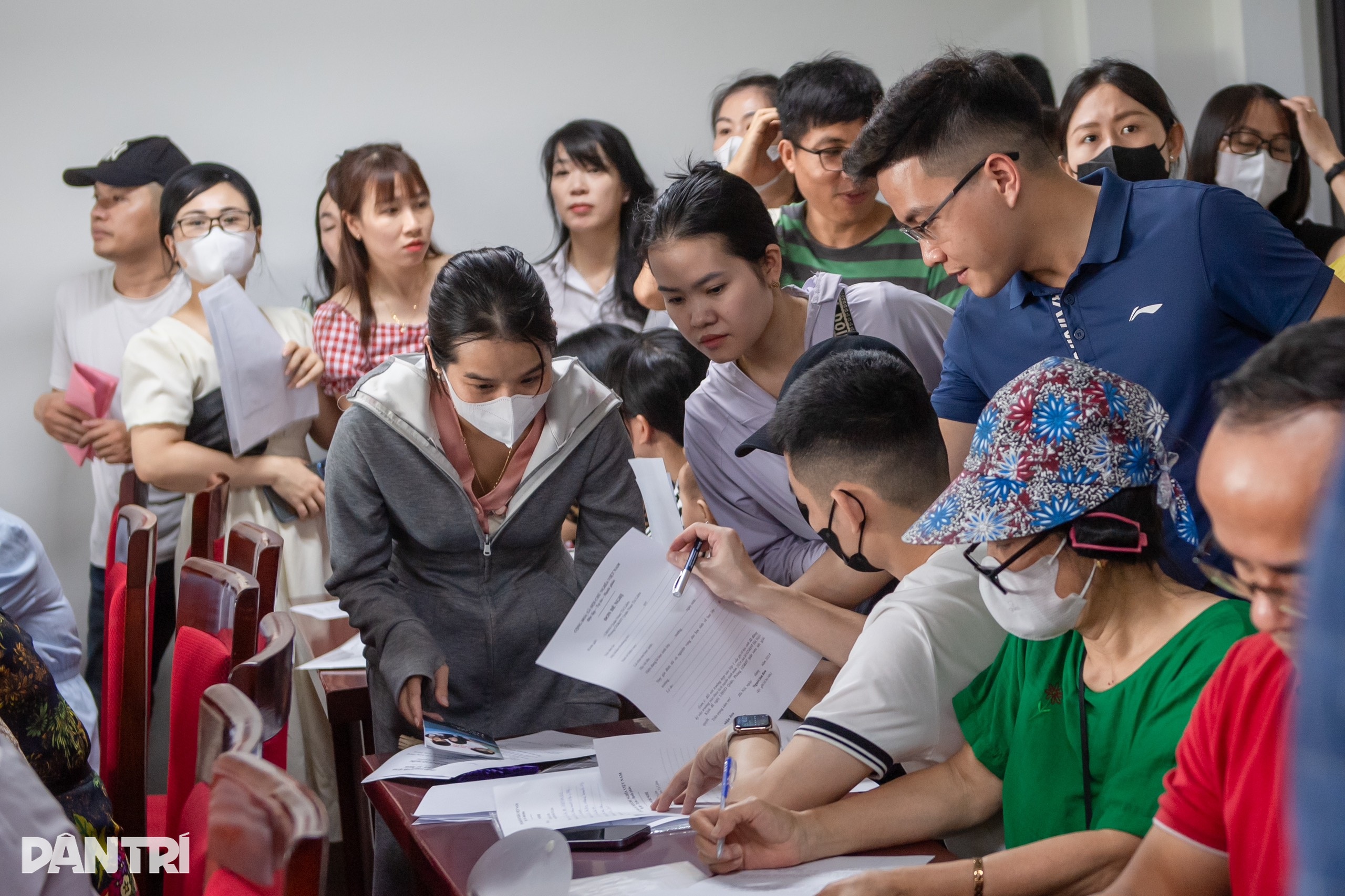 सैकड़ों अभिभावकों ने स्कूल को घेरा: नाम तु लिएम शिक्षा एवं प्रशिक्षण विभाग के प्रतिनिधि ने मांगी माफ़ी - 1 Hàng trăm phụ huynh vây trường: Đại diện Phòng GDĐT Nam Từ Liêm xin lỗi - 1