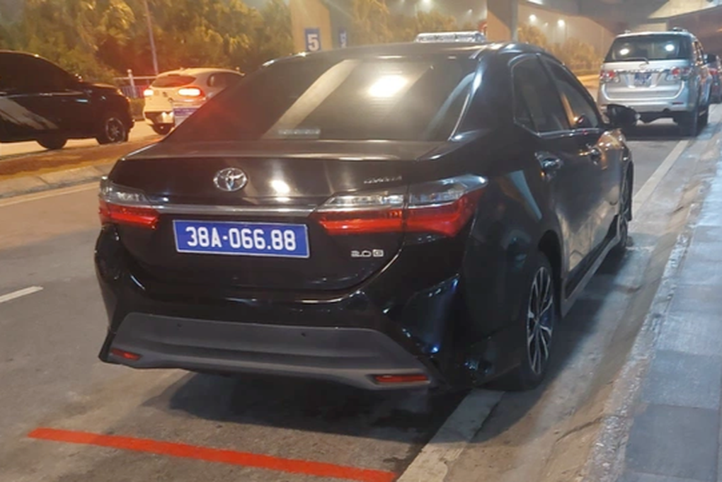 Vụ xe biển xanh đón con lãnh đạo ở sân bay: Kiểm điểm chủ tịch hội phụ nữ - 1 Vụ xe biển xanh đón con lãnh đạo ở sân bay: Kiểm điểm chủ tịch hội phụ nữ - 1