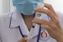 Phó giám đốc trung tâm y tế bị kỷ luật vì tiêm vaccine cho con dưới 18 tuổi