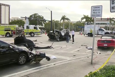 Nissan GT-R vượt đèn đỏ, đâm "rách đôi" xe Tesla Model X