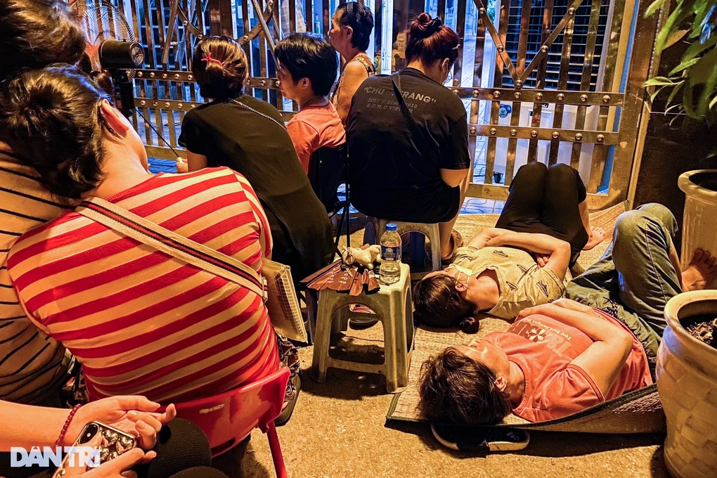 Nửa đêm phụ huynh quây trường Hoàng Cầu, Tạ Quang Bửu giành suất học lớp 10 - 2 Nửa đêm phụ huynh quây trường Hoàng Cầu, Tạ Quang Bửu giành suất học lớp 10 - 2