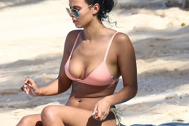 Ngưỡng mộ vóc dáng gợi cảm của nữ MC đài BBC