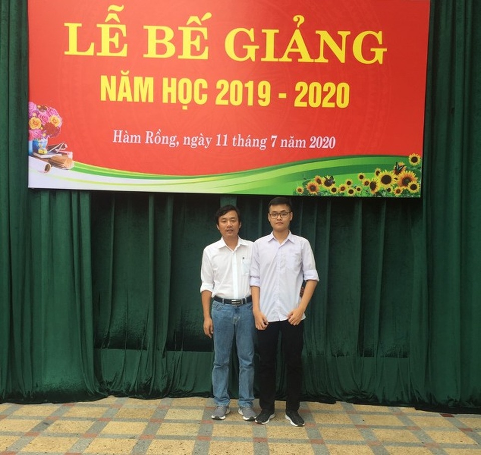 Mẹ lao động tự do, bố làm ruộng, nam sinh trở thành thủ khoa của xứ Thanh - 4 Mẹ lao động tự do, bố làm ruộng, nam sinh trở thành thủ khoa của xứ Thanh - 4
