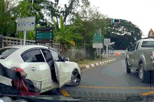 Mở cửa ôtô thế nào để an toàn nhất?