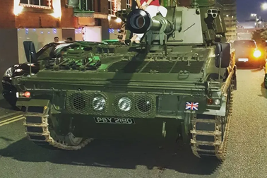 Chú rể Anh chơi trội, mang xe tăng đi đón dâu